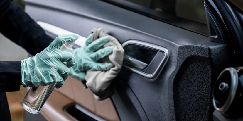 Mobilní čištění interiéru vozidla i tepování či dezinfekce ozonem
